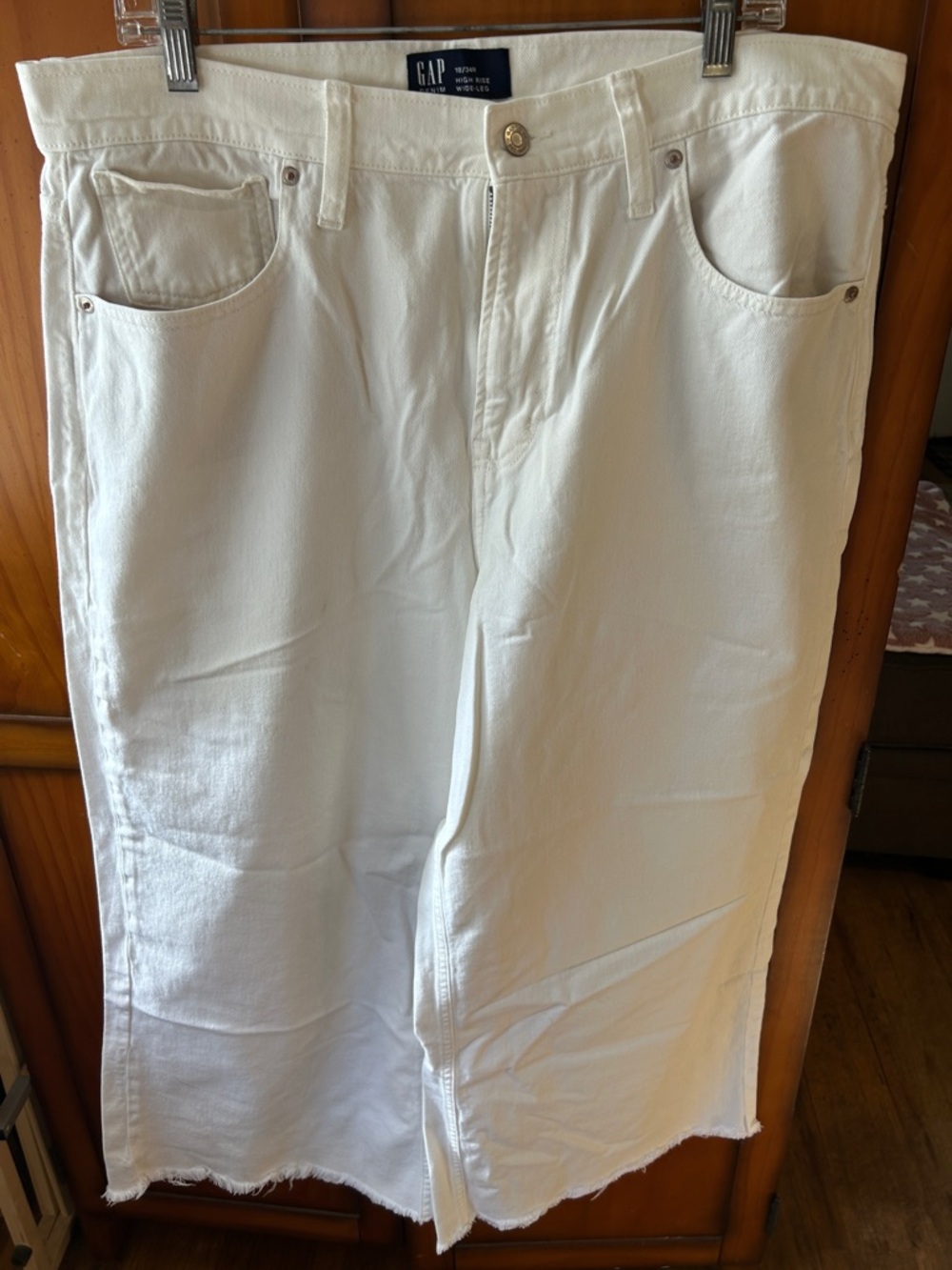GAP white Wide-Leg Cropped Jeans